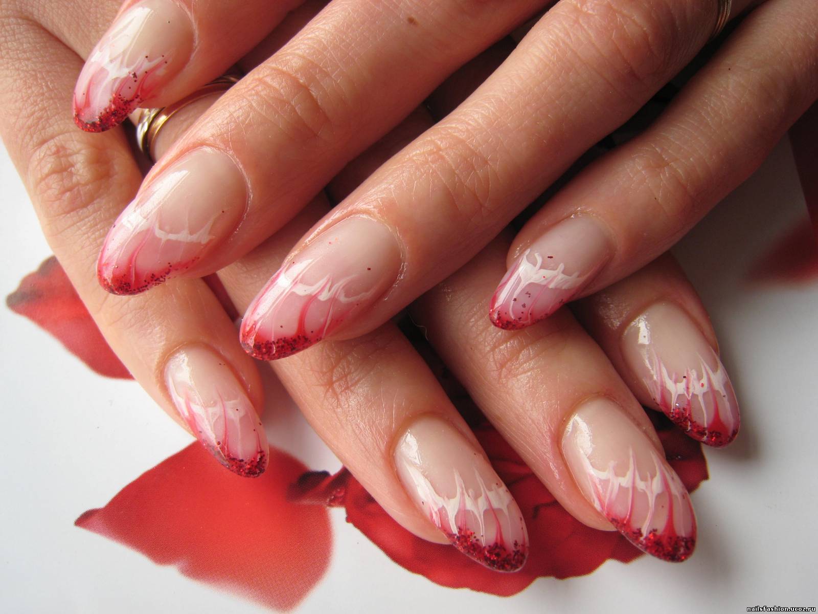 Красный френч на ногтях миндалевидной формы фото