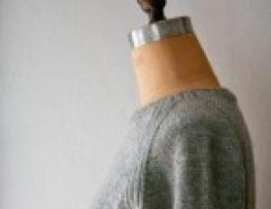 Pletenje puloverja za dečka s kenguru žepom. Vzorci in diagrami