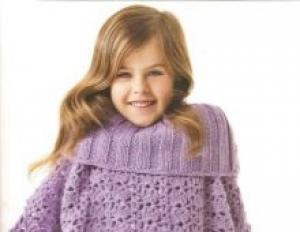 Własnoręcznie robimy na drutach oryginalne ponczo dla dziewczynki w paski.